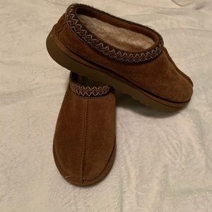 UGGS SLIPPERS